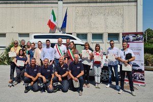 Donato ai volontari della Protezione civile “Valle del Marecchia” un nuovo mezzo attrezzato per il trasporto di persone disabili