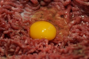 Ordinanza sindacale: vietata la preparazione e vendita di uova crude e carni non cotte
